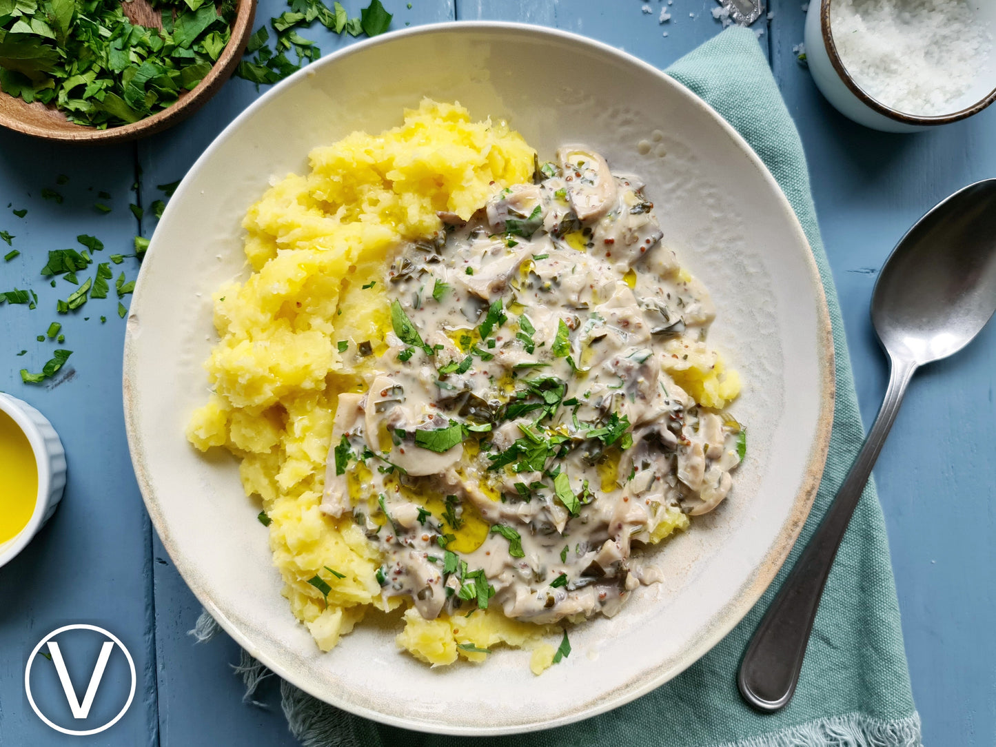 HERZHAFTES BALSAMICO-PILZ-STROGANOFF MIT CREMIGEM KARTOFFEL-PASTINAKEN-PÜREE, PETERSILIE & WALNUSSKERNÖL