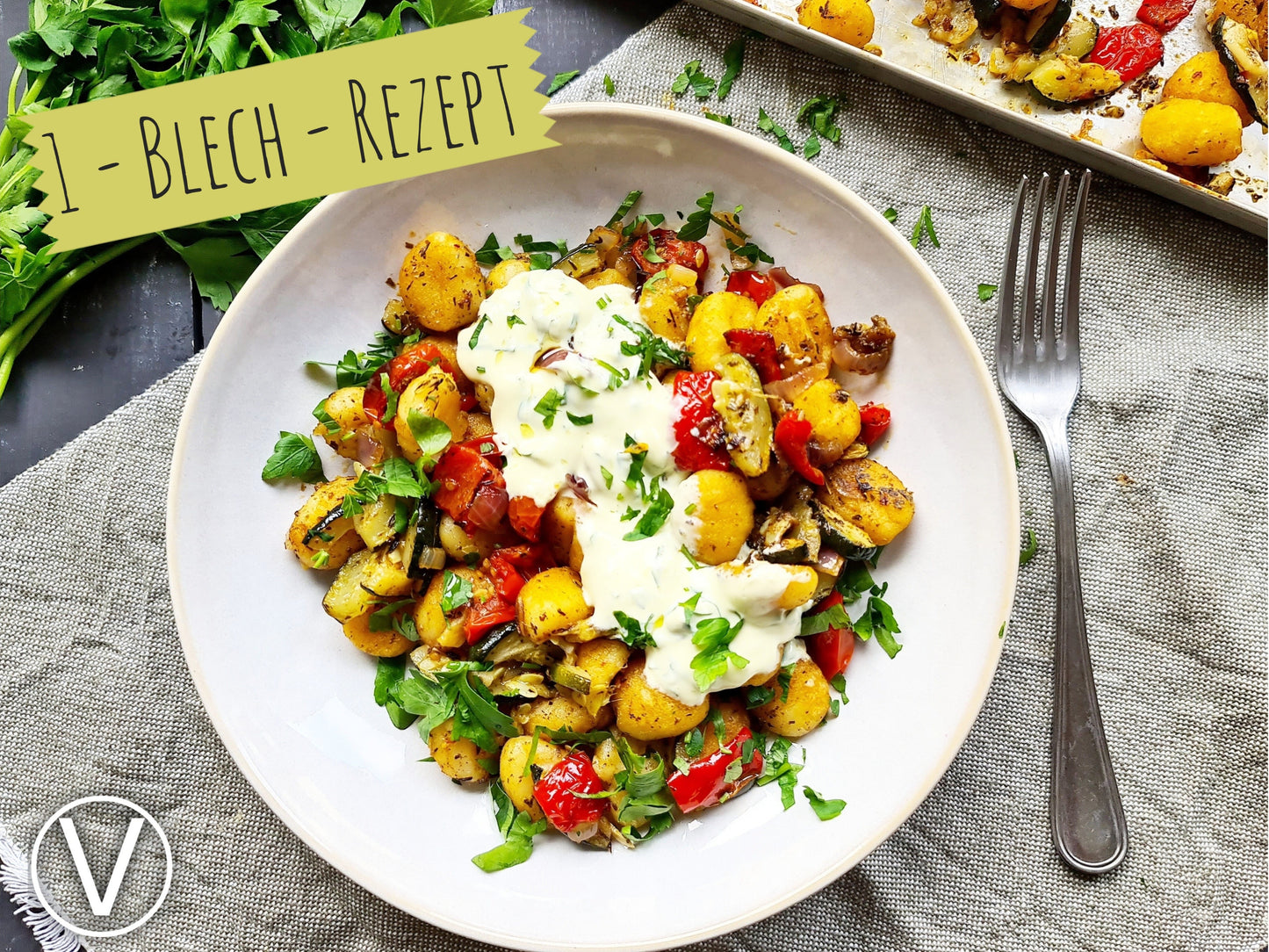 SCHNELLES OFEN-GNOCCHI-BLECH MIT SPITZPAPRIKA, ZUCCHINI, ROTEN ZWIEBELN & HONIGSENF-LIMETTEN-CRÈME-FRAÎCHE