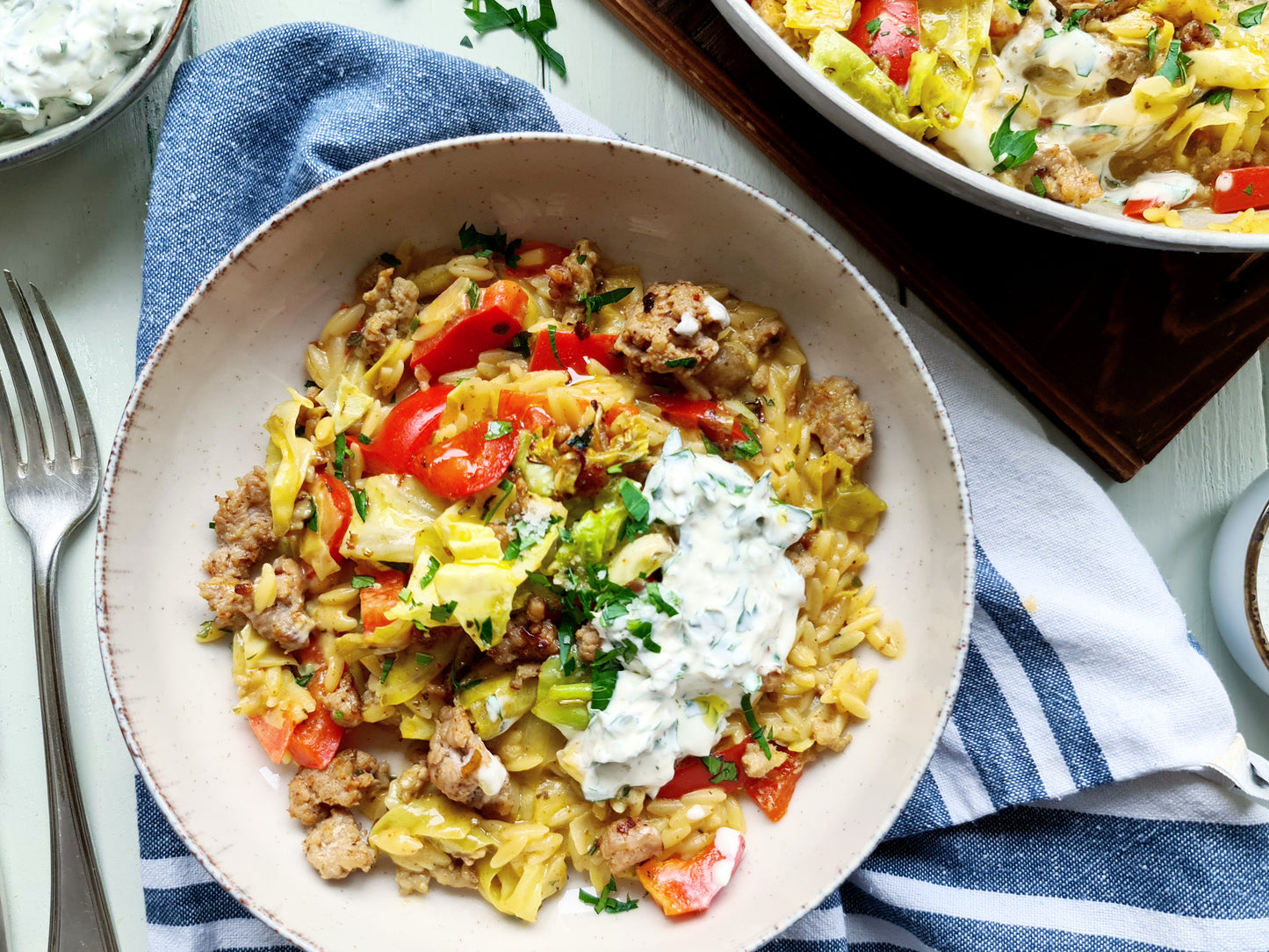 SCHNELLE SPITZKOHL-HACKFLEISCH-PFANNE MIT RISONI-NUDELN, PAPRIKASTREIFEN & KRÄUTERSCHMAND