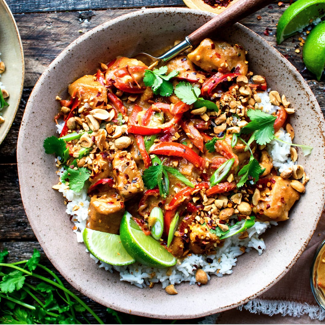THAI-ERDNUSS-HÄHNCHEN MIT CREMIGER KOKOS-ERDNÜSSSAUCE & JASMINREIS