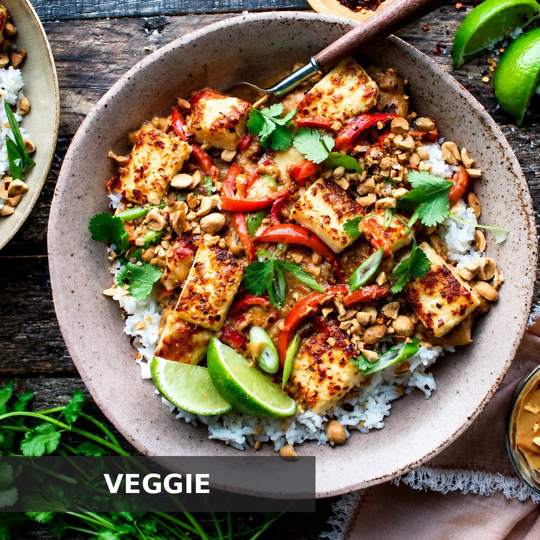 VEGGIE THAI-ERDNUSS-HALLOUMI MIT CREMIGER KOKOS-ERDNÜSSSAUCE & JASMINREIS
