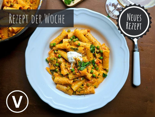 CREMIGE BLITZ-TOMATENPASTA MIT RIGATONI, FRISCHEN KRÄUTERN, ERBSEN & FRISCHKÄSE