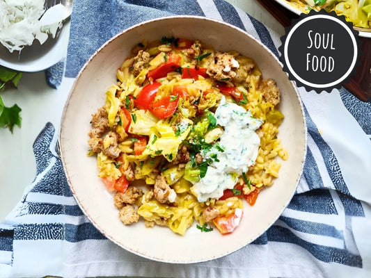 SCHNELLE SPITZKOHL-HACKFLEISCH-PFANNE MIT RISONI-NUDELN, PAPRIKASTREIFEN & KRÄUTERSCHMAND
