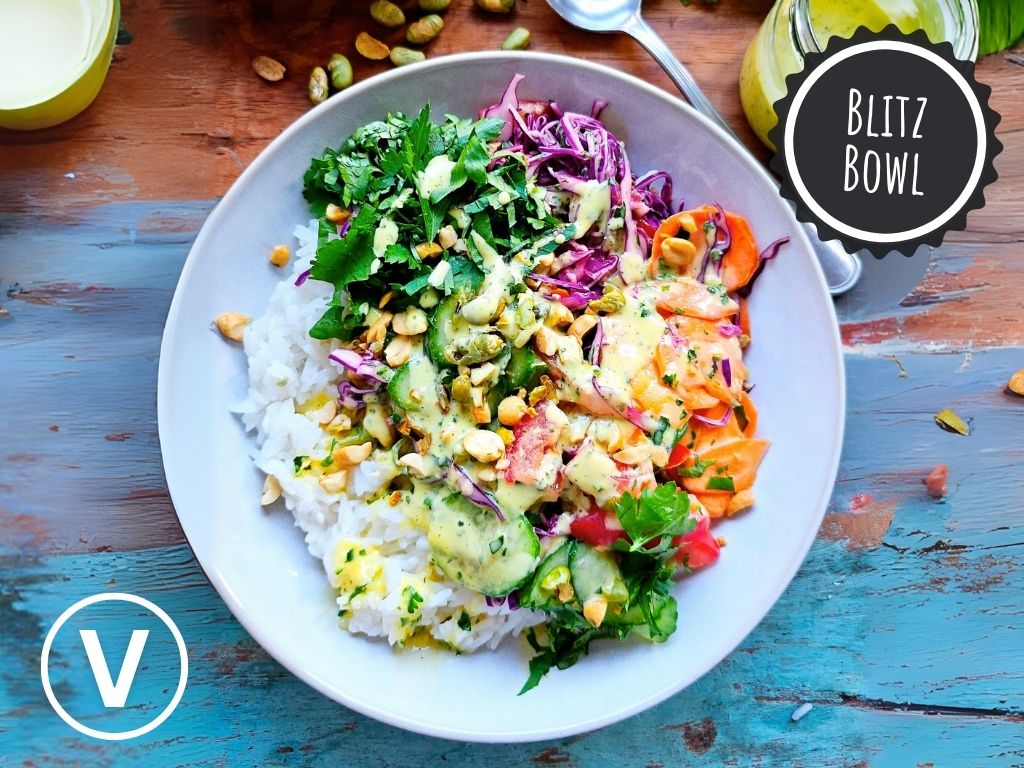 SCHNELLE SOMMER-ROLLEN-BOWL MIT GERÖSTETEN EDAMAME, JASMINREIS & MANGO-DRESSING