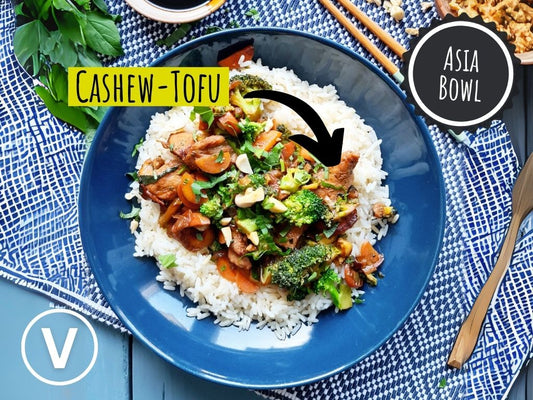 CASHEW-HONIG-TOFU MIT BROKKOLI, GERÖSTETEN CASHEWKERNEN, FRISCHEM THAI-BASILIKUM & LANGKORNREIS
