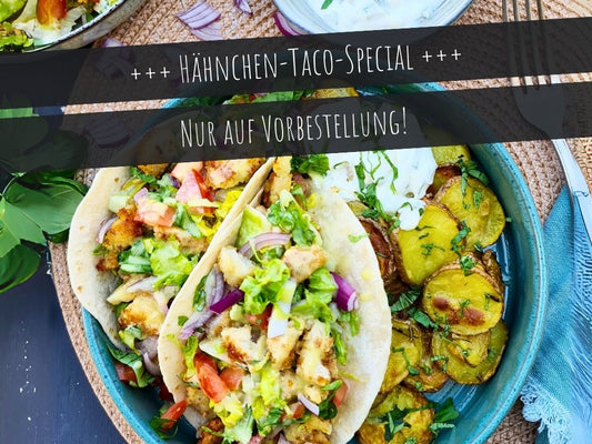 HONIGSENF-HÄHNCHEN-TACOS MIT ROMANASALAT, BASILIKUM-CRÈME-FRAÎCHE & KNUSPRIGEN KNOBLAUCH-KARTOFFELTALERN
