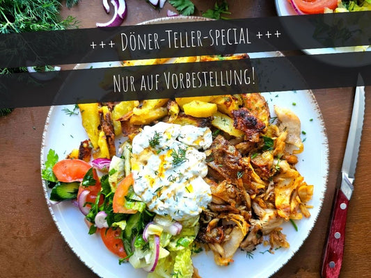 ORIENTALISCHE HÄHNCHEN-DÖNER-BOWL MIT KNUSPRIGEN SESAM-OFENPOMMES, KRÄUTER-KNOBLAUCH-SAUCE UND GRANATAPFELSIRUP