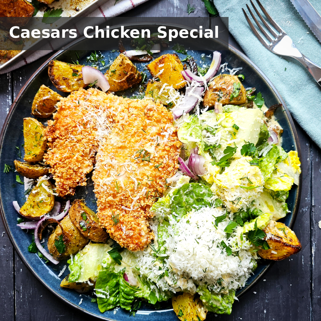 CAESAR'S CRISPY-CHICKEN-SCHNITZEL MIT ROMANASALAT, PARMESAN & KNUSPRIGEN PESTO-OFENKARTOFFELN