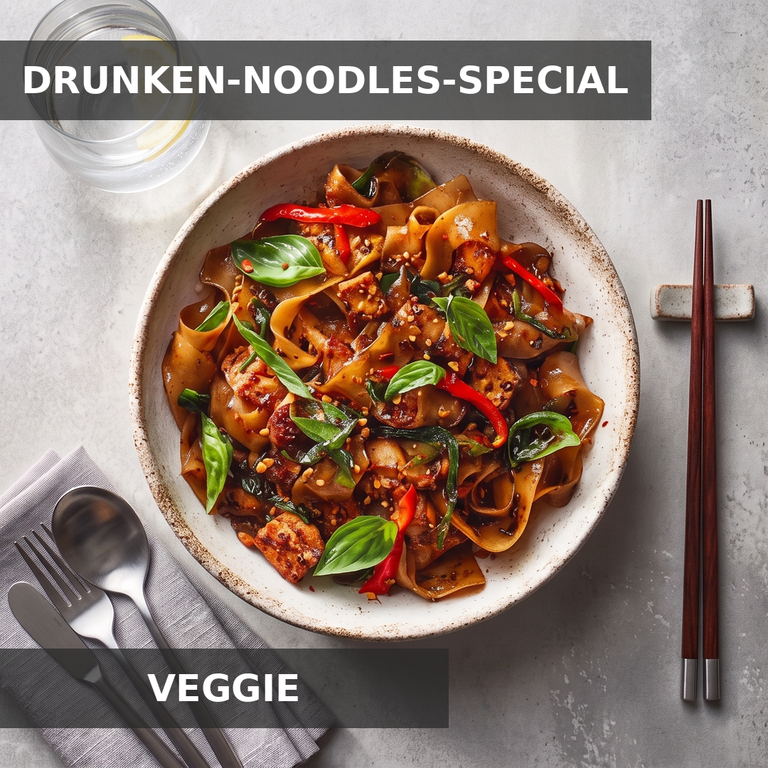 VEGGIE THAI DRUNKEN TOFU NOODLES MIT THAI-BASILIKUM & REISBANDNUDELN