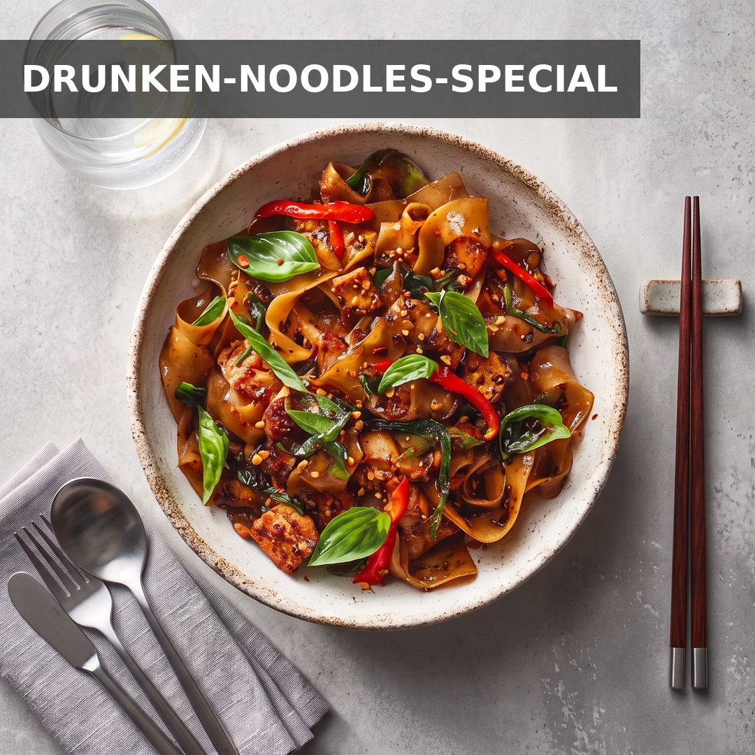 THAI DRUNKEN CHICKEN NOODLES MIT THAI-BASILIKUM & REISBANDNUDELN