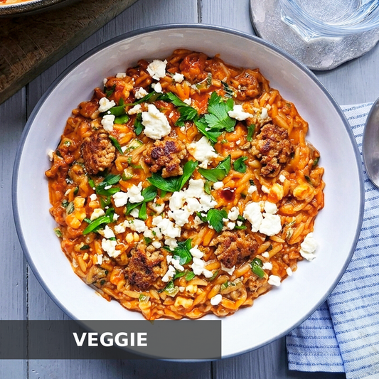VEGGIE GRIECHISCHE ONE-POT-KRITHARAKI-PFANNE MIT SOJA-HACK, HIRTENKÄSE, TOMATEN & ZIMT