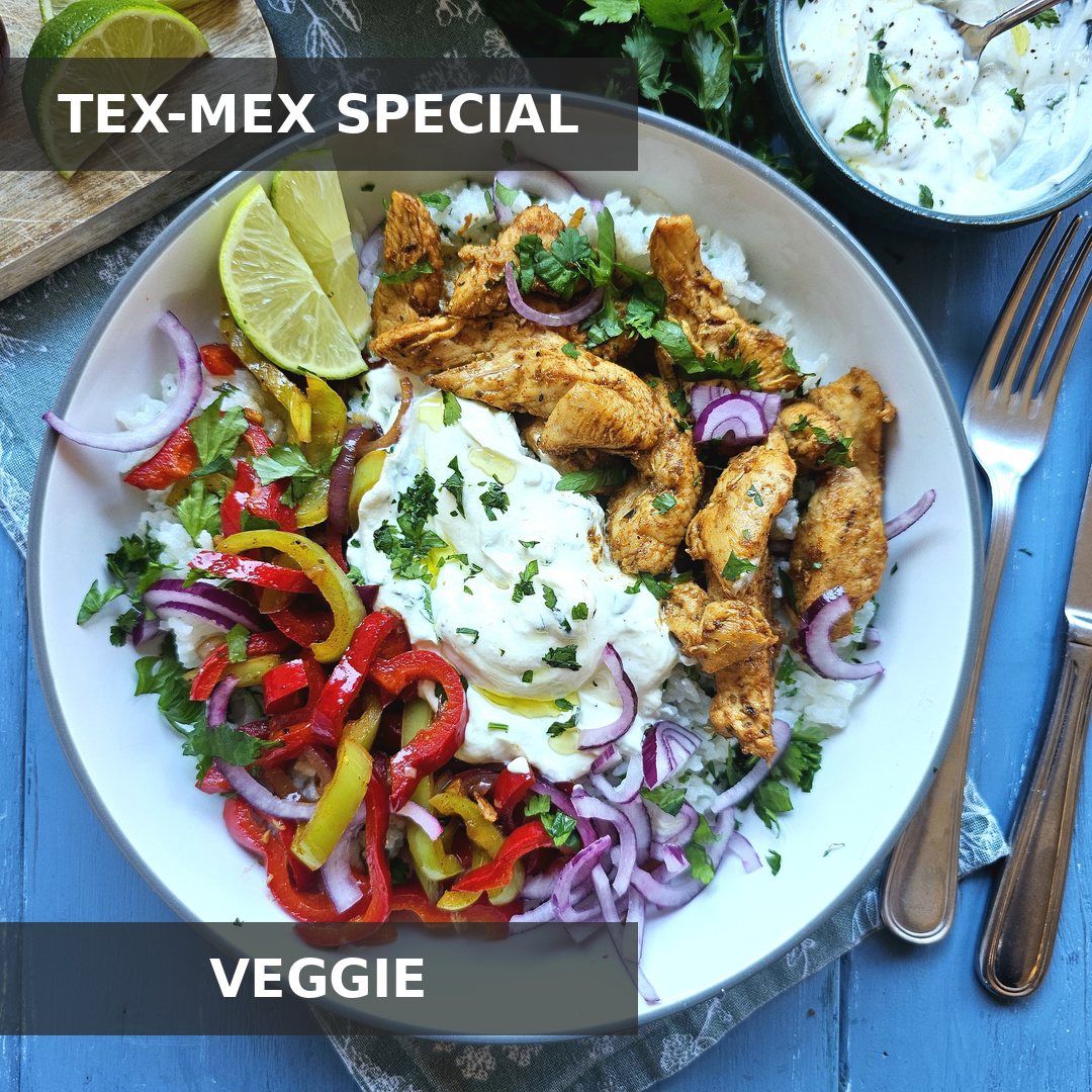 VEGGIE TEX-MEX-HALLOUMI-FAJITA-BOWL MIT PAPRIKA, BASMATI-KRÄUTERREIS & BASILIKUM-LIMETTEN-CRÈME-FRAÎCHE