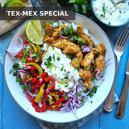TEX-MEX-HÄHNCHEN-FAJITA-BOWL MIT PAPRIKA, BASMATI-KRÄUTERREIS & BASILIKUM-LIMETTEN-CRÈME-FRAÎCHE