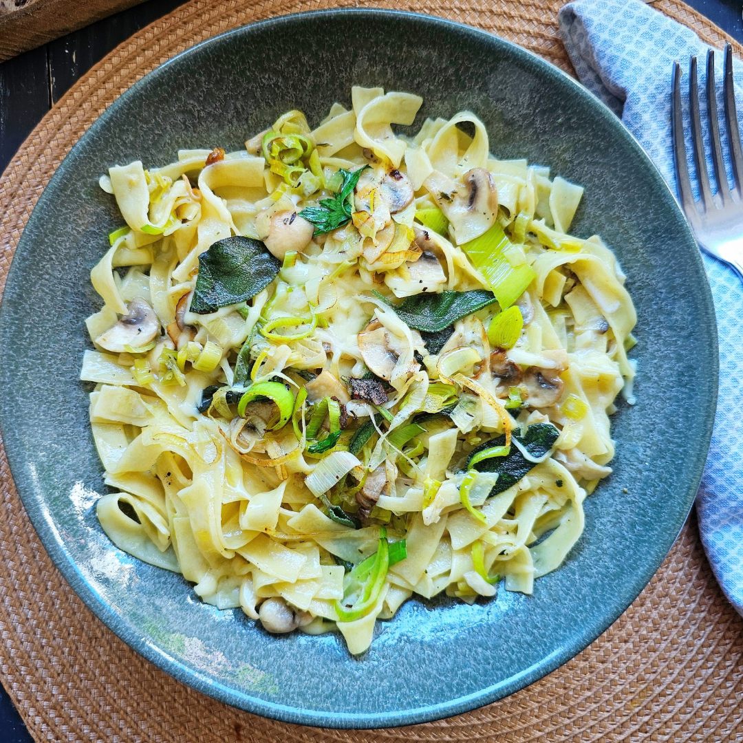 CREMIGE BANDNUDEL-PFANNE MIT KARAMELLISIERTEM LAUCH, CHAMPIGNONS, SPÄTZLEKÄSE & BALSAMICO BIANCO