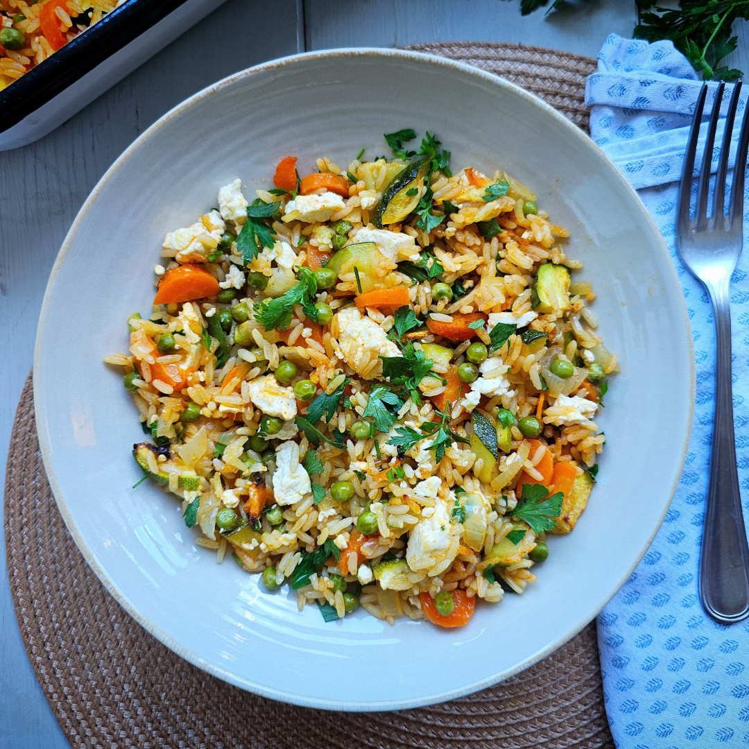 ALLTAGSHELD – SCHNELLER GEMÜSE-OFENREIS MIT HIRTENKÄSE, ZUCCHINI, MÖHREN & JUNGEN ERBSEN