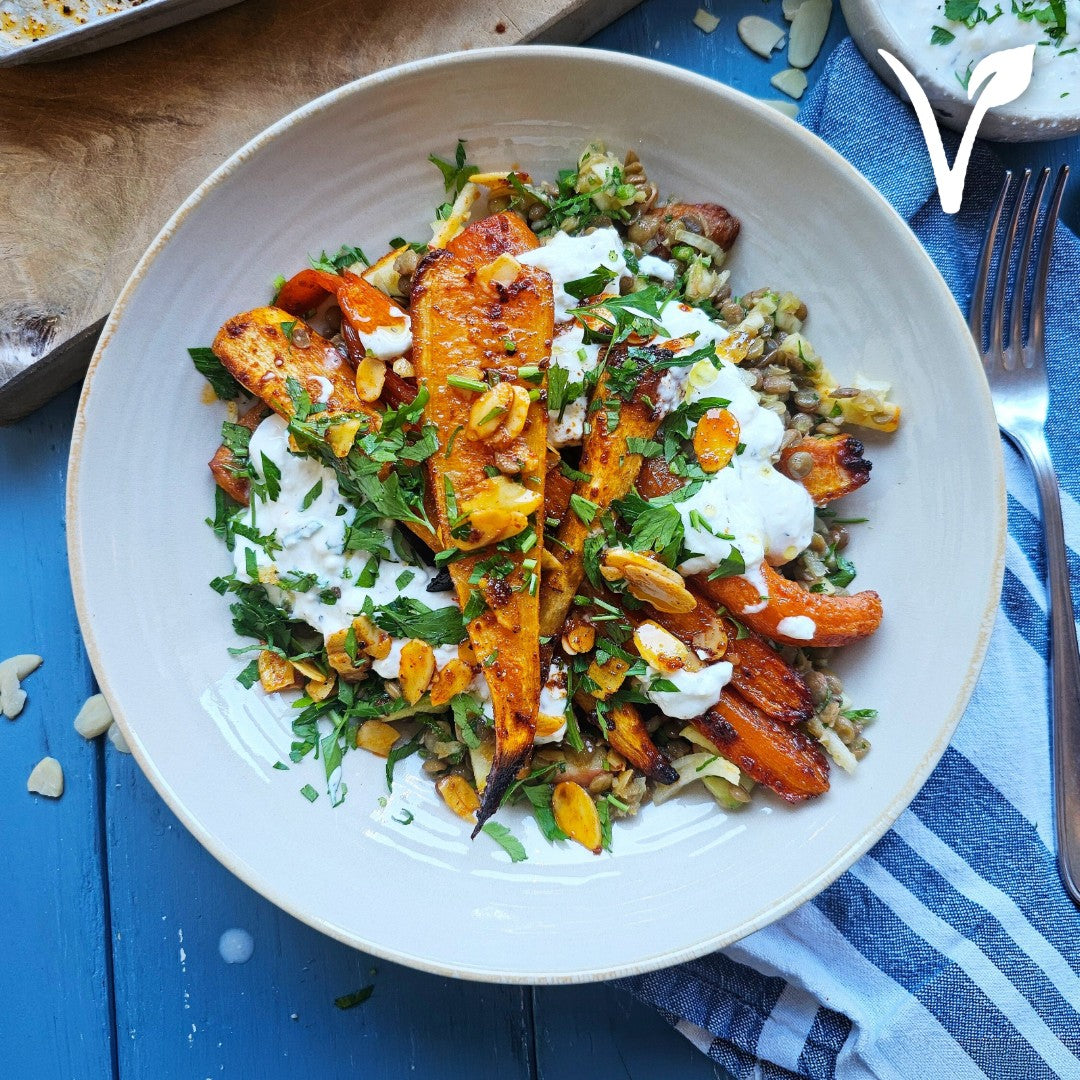 BERGLINSEN-SALAT MIT OFENMÖHREN, PETERSILIENWURZEL, RÖSTMANDELN & THYMIAN-FETA-JOGHURT-CREME