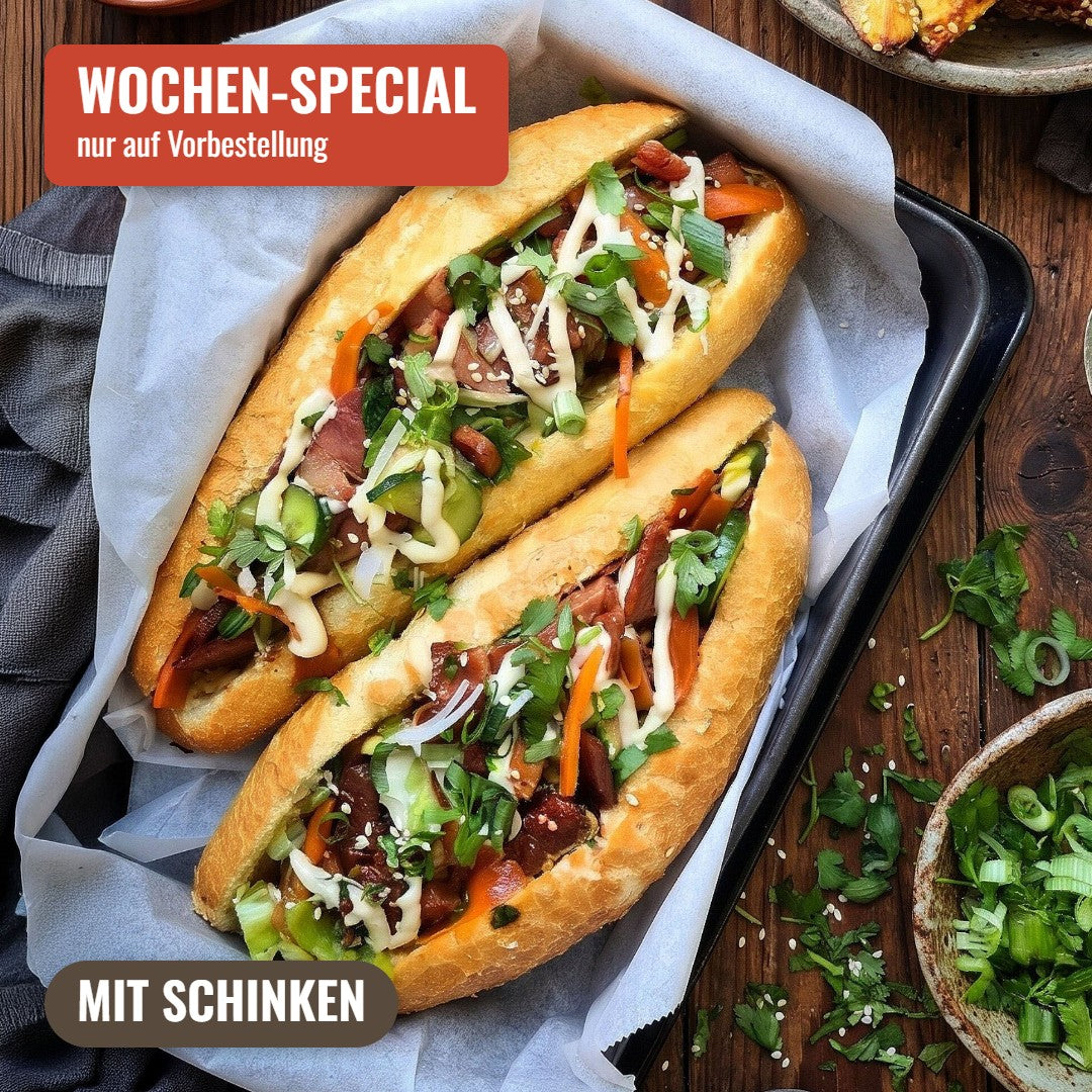 VIETNAMESISCHES BÁNH-MÌ-SANDWICH MIT HONIG-HOISIN-SCHINKEN, SESAMKARTOFFELN & TAHIN-LIMETTEN-MAYONNAISE