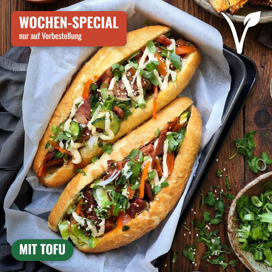 VEGGIE VIETNAMESISCHES BÁNH-MÌ-SANDWICH MIT HONIG-HOISIN-TOFU, SESAMKARTOFFELN & TAHIN-LIMETTEN-MAYONNAISE