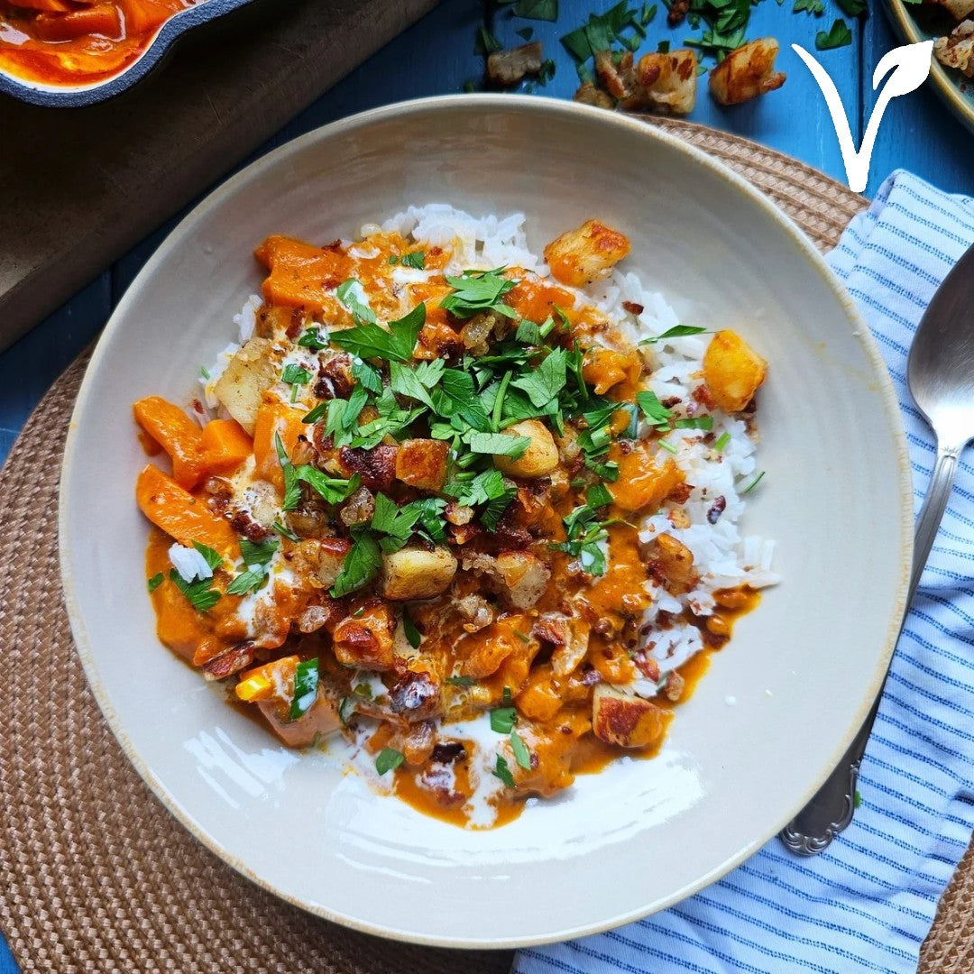 CREMIGES HALLOUMI-SÜSSKARTOFFEL-MAKHANI MIT GARAM MASALA & JASMINREIS