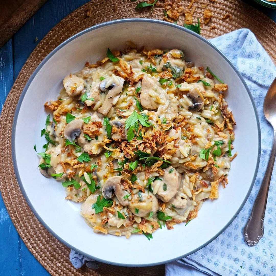 ONE-POT FRANZÖSISCHES HÄHNCHEN-ZWIEBEL-ORZO MIT CHAMPIGNONS, MOZZARELLA & RÖSTZWIEBELN