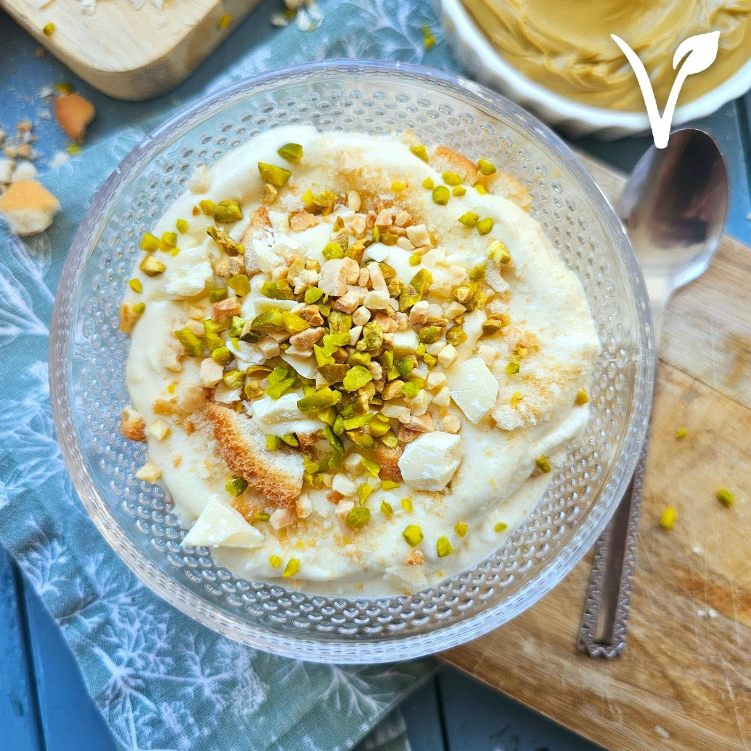 WEISSE SCHOKOLADEN-PISTAZIENCREME MIT EIERBISCUIT & MANDELCRUNCH