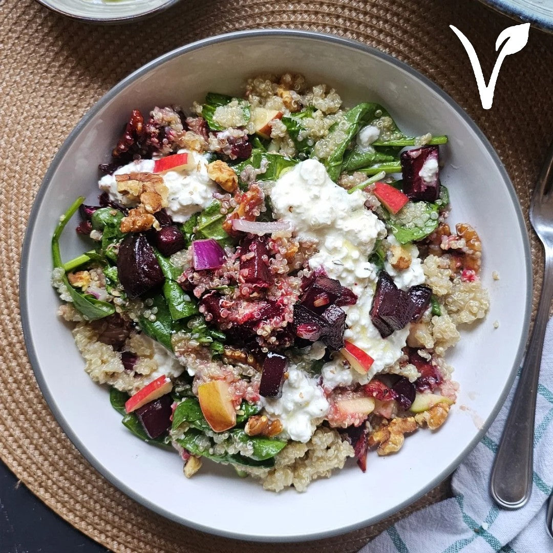 ROTE-BEETE-APFEL-BOWL MIT QUINOA, FETA-CREME & HONIG-SENF-DRESSING