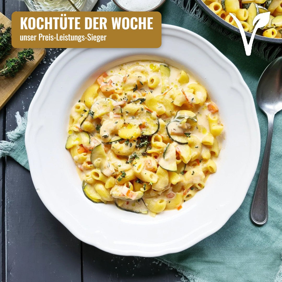 SCHNELLE ONE-POT-ZUCCHINI-NUDELPFANNE MIT TOMATEN, THYMIAN & HONIGSENF-SCHMELZKÄSE-SAUCE